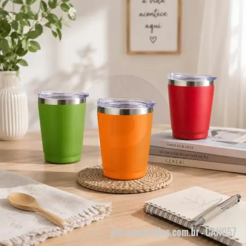 Copo térmico personalizado - Copo térmico em inox com capacidade de 200ml, acompanhado de tampa transparente com bocal, trava de segurança e vedação em silicone para ajudar a reduzir respingos durante o uso. Seu formato compacto é ideal para cafés, chás e bebidas rápidas no trab