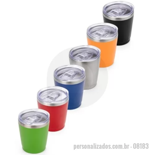 Copo térmico personalizado - O Copo Térmico Personalizado 200ml em Inox é uma opção de brinde corporativo personalizado indicada para empresas, eventos, campanhas promocionais, feiras, kits de boas-vindas e ações de relacionamento com clientes e colaboradores.  Com capacidade de 200 ml, o copo possui estrutura em inox, tampa transparente com bocal, trava de segurança e vedação em silicone. Seu tamanho compacto facilita o uso no escritório, em reuniões, viagens e no dia a dia.  O copo térmico pode ser personalizado com o logotipo ou identidade visual da empresa, tornando-se um brinde útil e uma forma de manter a marca presente na rotina de clientes e funcionários. A área aproximada para gravação é de 4 x 8 cm.  Este modelo está disponível em diferentes cores e é uma boa escolha para quem procura copo térmico personalizado com logo, copo inox personalizado, copo personalizado para empresas ou brindes corporativos úteis e modernos.