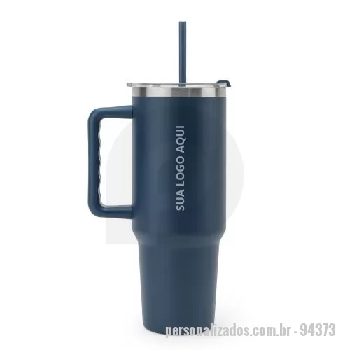 Copo térmico personalizado - O Copo de Viagem Térmico é ideal para quem busca praticidade e hidratação ao longo do dia sem precisar de recargas constantes. Produzido em aço inox 91% reciclado, possui parede dupla isolada a vácuo e acabamento mate, garantindo conservação da temperatura por mais tempo. Seu design versátil permite duas formas de uso: através da abertura para canudo (incluso) ou pelo orifício para uso direto, que pode ser fechado. A pega lateral facilita o transporte, seja no trabalho, em viagens ou atividades ao ar livre. Com capacidade de até 1,3 L, é fornecido em caixa presente de papel kraft reciclado e conta com Certificação EU Food Grade, assegurando qualidade e segurança alimentar.  Dimensões:  Copo (sem canudo): ø143 x 257 mm  Canudo: 305 mm  Personalização: Gravação a laser no corpo do copo.