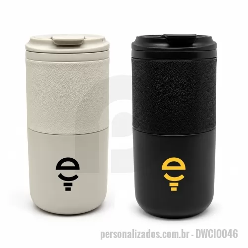 Copo térmico personalizado - O Copo Térmico Personalizado de 550 ml combina praticidade, resistência e design moderno. Confeccionado em aço inox 304 com acabamento fosco, possui tampa plástica, bocal para consumo direto e tampa protetora fixa, que permanece integrada ao conjunto durante a abertura.  O aço inox 304 é considerado uma das melhores opções de inox para produtos de uso diário, pois oferece alta durabilidade e excelente resistência à corrosão e à ferrugem. O detalhe em silicone texturizado proporciona um toque diferenciado e mais segurança durante o manuseio, tornando o copo uma ótima opção para eventos, ações promocionais, kits corporativos e presentes personalizados.  Características: Material: aço inox 304; Capacidade: aproximadamente 550 ml; Tampa plástica com bocal para consumo direto e proteção fixa; Acabamento fosco com detalhe em silicone texturizado; Dimensões: 170 mm de altura, bocal de Ø80 mm e base de Ø70 mm.  Importante: As imagens apresentadas no site são meramente ilustrativas e podem apre