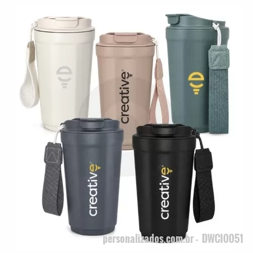 Copo térmico personalizado - O copo térmico personalizado em aço inox tem capacidade de 390ml, tampa em plástico e alça de tecido. O sistema de isolamento interno conserva a temperatura da bebida por longos períodos, e a alça facilita o transporte entre casa, escritório e deslocamentos.   Por que escolher o copo térmico personalizado como brinde   É um item de uso diário, presente na mesa de trabalho, no carro e em reuniões, o que mantém a marca da sua empresa à vista com frequência. A base estruturada dá estabilidade à peça e ajuda a prevenir derramamentos durante o manuseio, um cuidado prático que o colaborador ou cliente percebe no uso.   Especificações:   Materiais: aço inox, plástico e tecido  Capacidade: 390ml  Altura sem tampa: 14cm  Altura com tampa: 16,5cm  Tampa em plástico e alça de tecido para transporte   Indicado para:   Kits de onboarding e boas-vindas  Ações de endomarketing e SIPAT  Eventos corporativos e feiras  Presentes de fim de ano para clientes e colaboradores  Campanhas de bem-estar e hidra
