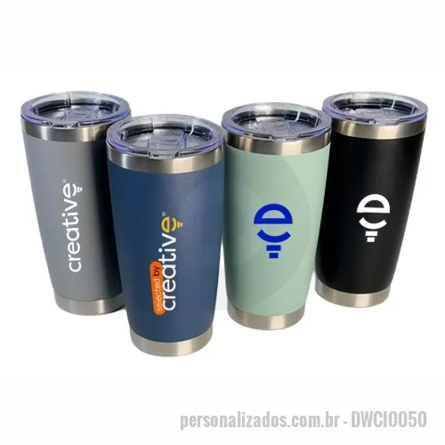 Copo térmico personalizado - O copo térmico de 600ml conserva bebidas quentes ou frias por longos períodos, graças ao isolamento térmico e à estrutura em aço inox 304, a liga inoxidável mais usada no mundo por sua alta durabilidade e excelente resistência à ferrugem. A tampa em acrílico transparente permite acompanhar o nível do líquido e evita respingos durante o transporte, o que facilita o uso no trabalho, em viagens e em atividades ao ar livre.   Por que escolher o copo térmico personalizado como brinde   Por ter grande capacidade e ser usado diariamente, o copo térmico acompanha o colaborador ou cliente na rotina, no escritório, no carro ou em momentos de lazer. A resistência do inox 304 garante vida útil longa ao brinde, e com a marca aplicada, a empresa permanece presente no dia a dia de quem recebe.   Especificações:   Estrutura: aço inox 304, resistente à ferrugem  Tampa: acrílico transparente  Capacidade: 600ml  Isolamento térmico para bebidas quentes ou frias   Indicado para:   Kits de onboarding e boas
