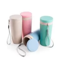 Copo térmico feito de fibra de bambu personalizado, possui capacidade de 350 ml, tampa rosqueável, alça de mão feita de nylon, ótimo acabamento e boa variedade de cores. Brinde útil para presentear clientes e colaboradores