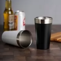Copo térmico de inox com acabamento liso e capacidade 473ml, material livre de BPA