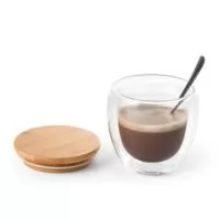 Copo em vidro isotérmico (borossilicato), térmico com parede dupla isolada a ar e tampa de bambu. Copo com capacidade até 250 mL, ideal para líquidos frios ou quentes, tendo uma tampa com isolante em silicone que facilita o transporte do copo evitando respingo. Apto para ir ao micro-ondas e à máquina de lavar, retirando a tampa. 