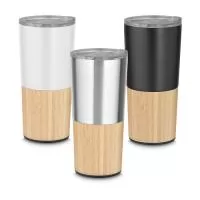 Copo térmico parede dupla em aço inox, detalhe em bambu na parte inferior, tampa plástica com anel de silicone para evitar vazamento, com capacidade de 550ml.