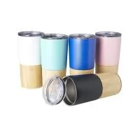 Copo térmico de inox 600ml com parede dupla e detalhe de bambu. Tampa com acesso ao bocal e trava de segurança.