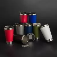 Copo térmico de inox com acabamento liso e capacidade 500ml, material livre de BPA. Contém tampa com abridor.