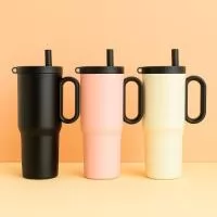 Caneca térmica em inox 304 com pintura eletrostática, alça lateral em plástico e capacidade de até 750ml. Conta com estrutura de parede dupla e vedação a vácuo para manter a temperatura de líquidos por mais tempo. Possui tampa plástica rosqueável com acesso para canudo, infusor removível e alça para fixação de chaveiro ou gancho. Acompanha canudo plástico para encaixe.  Altura :  24,8 cm  Largura :  14,5 cm  Circunferência :  26,6 cm
