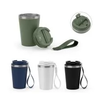 Copo de viagem em PP e aço inox 90% reciclado, com parede dupla e acabamento em mate. A tampa em PP é à prova vazamento e incorpora uma pega, em PU e PET, que facilita o seu transporte. Capacidade até 460 mL. Fornecido em caixa presente de papel kraf