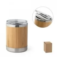 Copo de viagem em aço inox e bambu, térmico com parede dupla isolada a ar e tampa AS com fecho deslizante. Capacidade até 350 mL. Preserva as bebidas quentes por 2 horas e as bebidas frias por 4 horas. Fornecido em caixa presente de papel kraft recic