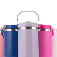 Copo térmico inox com a capacidade máxima de 800ml. Apresenta estrutura em parede dupla, tampa plástica rosqueável com vedação a vácuo com alça fixa em inox e uma camada em plástico, além de bico flexível. Acompanha canudo plástico para encaixe interno.
