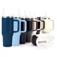 Caneca Térmica 1,2L  Descrição: Caneca térmica com capacidade de 1,2 litros, produzida em inox 304 com estrutura de parede dupla, que ajuda a conservar a temperatura das bebidas por mais tempo. Possui tampa acrílica rosqueável com acesso para canudo e alça plástica com aderência emborrachada para maior conforto no uso. Acompanha canudo plástico.  Altura: 27 cm Largura: 14,9 cm Circunferência: 31,5 cm Medidas aproximadas para gravação (CxL): 3 cm x 10 cm Peso aproximado: 514 g