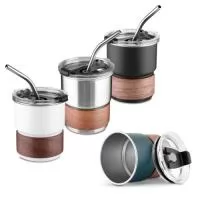 Copo de parede simples em aço inox 304 com capacidade de 250ml, com canudo em inox. Tampa em plástico poliestireno (PS) que também possui um bico como forma alternativa de uso. Com pegador em fibra de noz. Possui acabamento externo com pintura fosca.