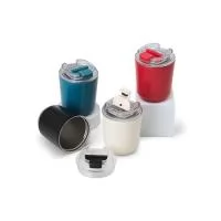Feito para manter as bebidas na temperatura ideal por horas, nosso copo térmico de 280ml é eficiente e funcional. Projetado com parede dupla de aço inoxidável, o copo possui uma tampa plástica com acesso ao bocal, além de uma tampa protetora para evi