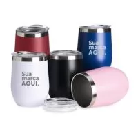 Copo Térmico Inox 320ml Personalizado com Tampa e Trava de Segurança | Fabricação Própria Copo Térmico Personalizado 320ml – Elegância, Praticidade e Alta Durabilidade  O Copo Térmico Personalizado 320ml é a escolha ideal para empresas que desejam fortalecer sua marca através de brindes corporativos sofisticados e funcionais. Produzido em inox de parede dupla e livre de BPA, ele ajuda a manter a temperatura das bebidas por mais tempo, proporcionando uma experiência agradável no dia a dia de colaboradores, clientes e parceiros.  Seu design moderno conta com tampa com bocal para consumo e trava de segurança, evitando vazamentos e tornando o transporte muito mais seguro. Compacto e resistente, é perfeito para uso em escritórios, viagens, eventos corporativos, feiras, congressos, ações promocionais e campanhas de endomarketing.  Na EV Brindes / MS Promocional, oferecemos personalização de alta qualidade para destacar sua marca de forma profissional e memorável.  Características do Produto 