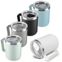 Caneca produzida em plástico PP de 450ml com interior em inox 304 para conservação da temperatura do líquido. Possui alça ergonômica e tampa plástica com vedação de encaixe.