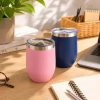 Copo térmico de 320ml em inox, com parede dupla e composição livre de BPA, ideal para manter bebidas na temperatura por mais tempo com praticidade e estilo. Possui tampa transparente com bocal e trava de segurança, proporcionando mais conforto no con