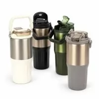 Copo térmico personalizado com capacidade máxima de 700 ml, estrutura de parede dupla e design moderno com base facetada. Possui interior em inox 304, exterior em inox 201 com acabamento metalizado, tampa rosqueável em PP, vedação em silicone, alça para transporte, bocal com trava de segurança e bico flip com canudo interno removível. Ideal para brindes corporativos, eventos, academias, viagens, ações promocionais e presentes para clientes e colaboradores. Pode ser personalizado com logotipo ou identidade visual da empresa. Medidas aproximadas: 10,8 x 21,9 cm. Circunferência: 28,3 cm. Área de gravação: 7,5 x 3 cm. Peso aproximado: 412 g.
