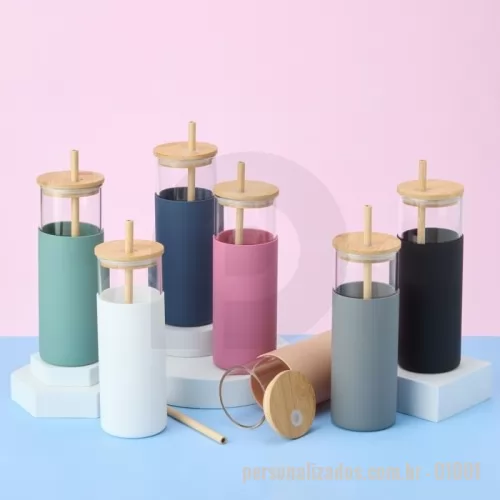 Copo vidro personalizado - Descrição: Copo de vidro borossilicato com capacidade de 500ml. Inclui canudo e tampa de bambu com abertura para canudo, além de uma luva de silicone para melhor aderência.  Altura :  19,3 cm  Largura :  6,9 cm  Circunferência :  21,7 cm  Comprimento :  canudo: 22 cm  Medidas aproximadas para gravação (CxL):  11 cm x 2,5 cm  Peso aproximado (g):  334