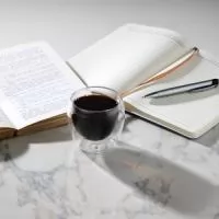 Descrição: Copo de vidro borossilicato parede dupla com capacidade para 160ml.  Altura :  7,7 cm  Largura :  8,4 cm  Circunferência :  26,3 cm  Medidas aproximadas para gravação (CxL):  3 cm x 2 cm