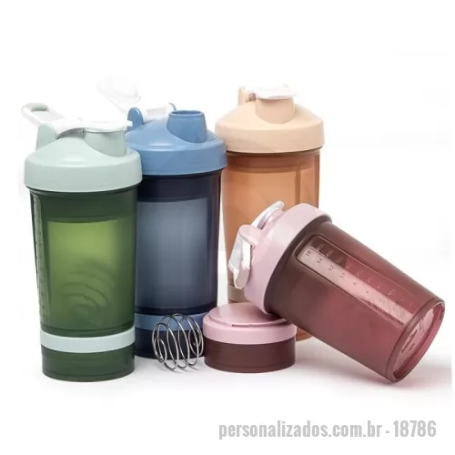 Coqueteleira personalizada - Descrição: Coqueteleira com capacidade de 500ml e mais 2 compartimentos extras de 150ml e 100ml, todos feitos em polipropileno, livres de BPA. Copo contendo detalhes laterais e escala de medições em ml e oz. Tampa rosqueável com bocal, trava de segurança e alça para transporte. Acompanha misturador de mola.  Altura :  24,7 cm  Largura :  7,1 cm  Circunferência :  26,8 cm