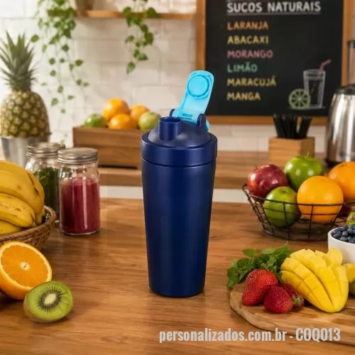 Coqueteleira personalizada - Coqueteleira térmica com capacidade de 700 ml, produzida em inox resistente que contribui para melhor conservação da temperatura das bebidas, aliando praticidade e desempenho no uso diário. Possui tampa rosqueável com sistema de trava que garante mai