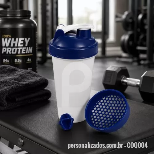 Coqueteleira personalizada - Coqueteleira em polipropileno, de fabricação própria, acompanhada de peneira e misturador para auxiliar no preparo de bebidas. Leve, resistente e prática, é ideal para misturar shakes, suplementos, vitaminas e preparos rápidos com mais facilidade. A 