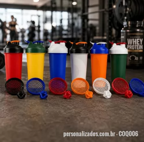 Coqueteleira personalizada - Coqueteleira produzida em polipropileno, de fabricação própria, com estrutura leve, resistente e design bicolor. Conta com tampa prática com bocal e alça acoplada, facilitando o transporte e o consumo em diferentes momentos da rotina, acompanhada de 