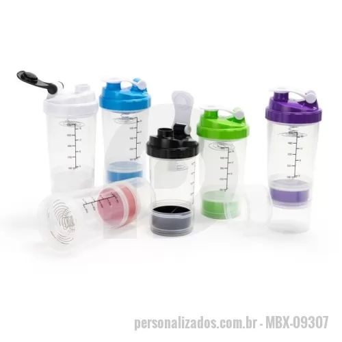 Coqueteleira personalizada - Coqueteleira em plástico polipropileno (PP) livre de BPA com capacidade máxima de 600ml e marcação de volume de até 500ml. Possui tampa rosqueável em PP com protetor para o bico em polietileno (PE) e mola misturadora removível em inox 304, encaixada em um suporte plástico. Apresenta dois compartimentos inferiores removíveis em PP, cada um com capacidade máxima de 150ml; um deles possui porta-comprimidos removível com três divisórias.  Altura :  16,9 cm  Largura :  9,6 cm  Circunferência :  26,1 cm