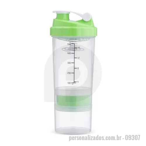 Coqueteleira personalizada - Coqueteleira em plástico polipropileno (PP) livre de BPA com capacidade máxima de 600ml e marcação de volume de até 500ml. Possui tampa rosqueável em PP com protetor para o bico em polietileno (PE) e mola misturadora removível em inox 304, encaixada em um suporte plástico. Apresenta dois compartimentos inferiores removíveis em PP, cada um com capacidade máxima de 150ml; um deles possui porta-comprimidos removível com três divisórias.
