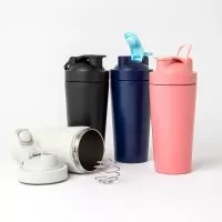 Coqueteleira Térmica de 700ml em inox é a escolha perfeita. Com ela, é possível preparar bebidas deliciosas tanto para um pós-treino, quanto para o seu home bar! Sua tampa rosqueável possui fechamento com trava para dar maior segurança durante o prep