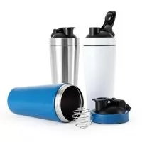 Coqueteleira Inox 900ml – Estilo, Praticidade e Durabilidade  Descrição: Coqueteleira produzida em aço inox de alta qualidade, com capacidade para até 900ml, ideal para preparar bebidas com eficiência e elegância. Possui tampa rosqueável em inox com detalhes em plástico, alça integrada ajustável e fechamento por trava que garante segurança durante o uso. Acompanha mola misturadora, perfeita para misturar shakes, suplementos ou drinks com uniformidade.  Especificações: Altura: 23,5 cm Largura: 9,3 cm Circunferência: 29,3 cm Área de gravação: 17 x 8 cm Peso: 221 g  Perfeita para personalização, brindes fitness ou eventos corporativos, unindo sofisticação e funcionalidade em um único produto.