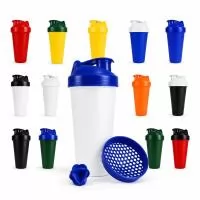 Coqueteleira em polipropileno, de fabricação própria, acompanhada de peneira e misturador para auxiliar no preparo de bebidas. Leve, resistente e prática, é ideal para misturar shakes, suplementos, vitaminas e preparos rápidos com mais facilidade. A 