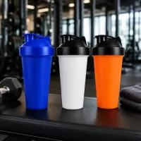 Coqueteleira produzida em polipropileno, disponível em diversas combinações de cores, com corpo resistente e tampa com bocal para facilitar o consumo. Seu design leve e funcional é ideal para preparar e transportar shakes, suplementos, vitaminas e ou