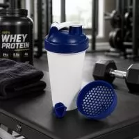 Coqueteleira em polipropileno, de fabricação própria, acompanhada de peneira e misturador para auxiliar no preparo de bebidas. Leve, resistente e prática, é ideal para misturar shakes, suplementos, vitaminas e preparos rápidos com mais facilidade. A 