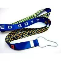 Fabricado em fita de poliéster, acetinada, estampado dos 2 lados, com QUALIDADE DIGITAL. Produzimos nas larguras de 15mm, 20mm e 25mm no comprimento de 1,40mts, PERSONALIZADO PARA O CLIENTE com argola. Temos ótimo preço e excelente qualidade, façam orçamento sem compromisso.DESPACHAMOS PARA TODO O BRASIL