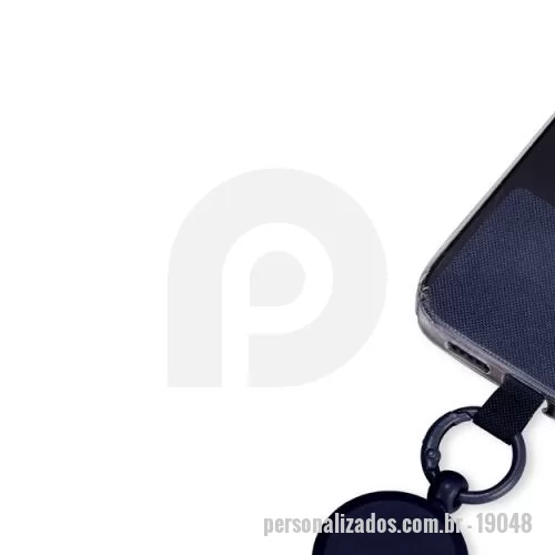Cordão para celular personalizado - Cordão com alça ajustável para celular feito em poliéster. O acessório é fixado a um cartão retangular que se encaixa na parte interna da capa do celular, próximo à entrada de carregamento USB.