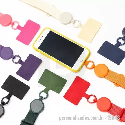 Cordão para celular personalizado - escrição: Cordão com alça ajustável para celular feito em poliéster. O acessório é fixado a um cartão retangular que se encaixa na parte interna da capa do celular, próximo à entrada de carregamento USB.  Largura :  6,5 cm  Espessura :  0,8 cm  Comprimento :  Máx: 71 cm