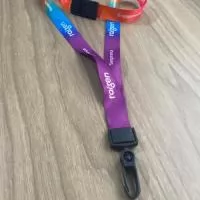 Cordão para crachá produzido em poliéster acetinado, com personalização em sublimação, com diversas medidas e acabamentos.