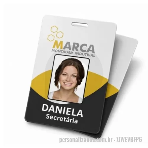 Crachá personalizado - Crachá de Identificação em PVC Personalizado**Sobre o Produto**  O **Crachá de Identificação em PVC Personalizado** é ideal para empresas e instituições que buscam mais organização, segurança e profissionalismo na identificação de colaboradores.  Produzido em **PVC rígido de 0,5mm**, possui excelente acabamento, alta durabilidade e **impressão UV colorida frente e verso**, garantindo cores vibrantes e resistência ao uso diário.  **Destaques do Produto**  * PVC rígido de alta qualidade * Impressão UV colorida frente e verso * Alta definição e durabilidade * Resistente ao uso diário e à umidade * Acabamento profissional  **Especificações Técnicas**  * Material: PVC 0,5mm * Tamanho: 85,6 x 54 mm (padrão cartão) * Personalização: Impressão UV colorida frente e verso  **Personalização**  Personalize com:  * Logo da empresa * Nome do colaborador * Cargo * Foto * Código de barras * QR Code * Numeração * Outras informações personalizadas  **Prazo de Produção**  A produção é iniciada somente ap