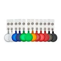 Porta crachá retrátil plástico, cores leitosas e translúcidas. Roller clip possui sistema extensor em nylon que após puxar é recolhido automaticamente. Possui presilha metálica na parte traseira e alça plástica com botão.