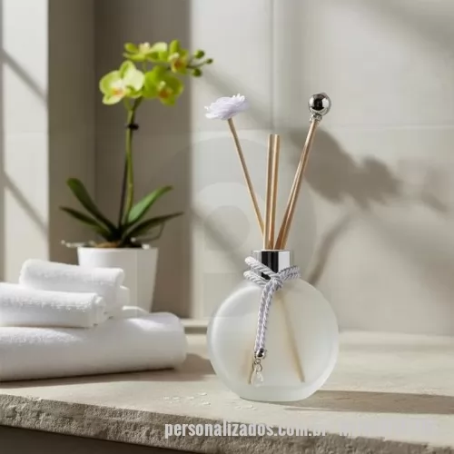 Difusor personalizado - Mini difusor de ambientes: traduz elegância e tranquilidade em forma de aroma. Com fragrâncias premium, possui presença sofisticada e equilibrada. Ótimo para se destacar no ambiente, é um item refinado e que emociona. Enquanto um brinde simples é esquecido na gaveta, um aromatizador com a marca do seu cliente perfuma a casa dele por semanas, e mantém a lembrança viva. É esse brinde que a Moulin fabrica para você.
