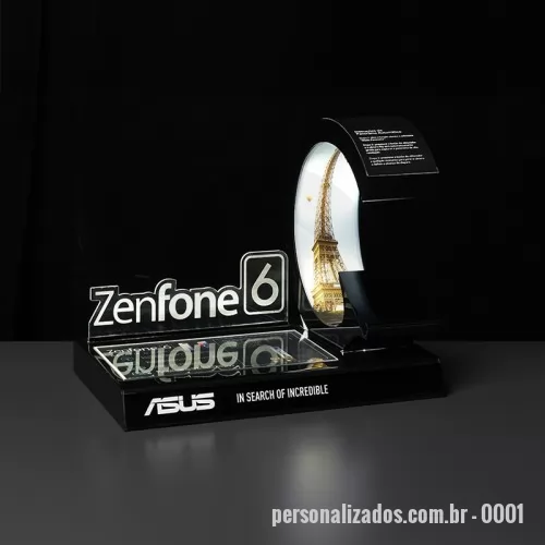 Displays em Acrílico personalizado - O display de acrílico personalizado para o lançamento do Zenfone 6 da Asus é a escolha perfeita para exibir o aparelho e destacar suas funcionalidades e a experiência inovadora que oferece, disponível em diversas lojas.  Utilizando LED para iluminar e enfatizar o nome do produto, junto com técnicas avançadas de colagem, dobradura do acrílico e impressão UV, este display garante uma apresentação de alta qualidade e durabilidade.  Criado em estreita colaboração com o cliente, que participou de todo o processo de aprovação, oferecemos um serviço personalizado que resulta em um material promocional único, destacando-se no ponto de venda. Invista em um display de acrílico com LED para o seu próximo lançamento e veja seu produto brilhar no mercado.