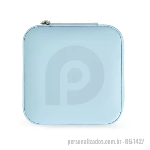 Divisória personalizada - Porta-joias feito em couro sintético com revestimento interno em tecido aveludado. Possui bolso elástico e três ganchos pequenos na tampa, divisória multiuso e repartição almofadada com ranhuras para anéis.