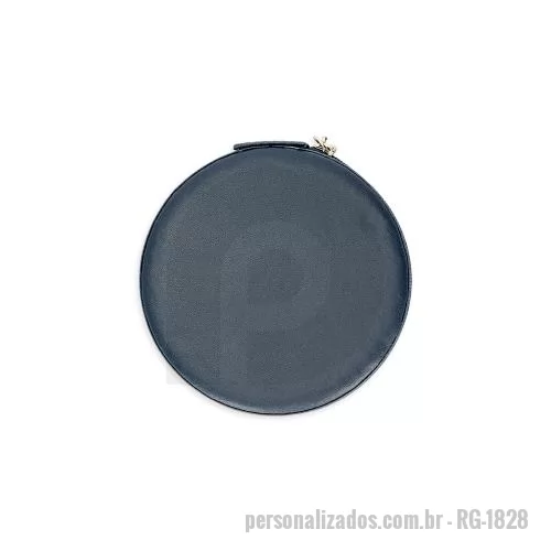 Divisória personalizada - Porta-joias de formato redondo em couro sintético e fechamento em zíper. Revestimento interno aveludado, três ganchos, bolso com elástico, divisórias removíveis.