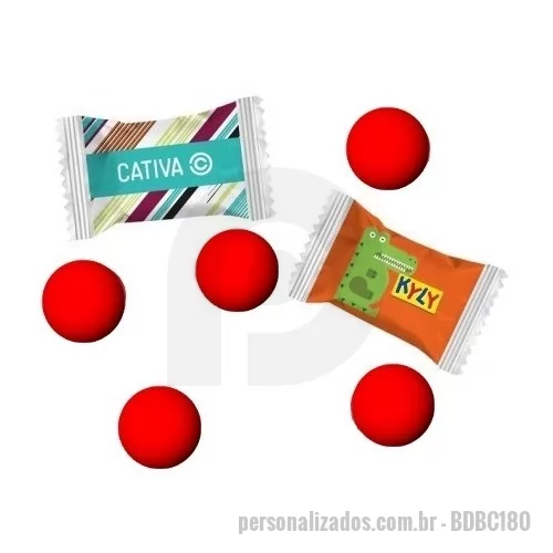 Drops Mastigáveis personalizado - Drops Mastigáveis tipo Mentos Frutas Vermelhas. Sabor: Frutas Vermelhas. Embalagem: Branca Pérola, Chapada, Metalizada, Metalizada Colorida, Transparente, Lamina Fosca e Laminada Brilhante. Fechamento da Embalagem: Flow Pack Tamanho da Embalagem: 45 x 28 mm Tamanho Máximo da Impressão: 28 x 20 mm (centralizado) Cores de Impressão: Sem limites de cores Validade: 02 anos Ingredientes: açúcar, xarope de glicose, sumo de de frutas vermelhas (2%), gordura de coco totalmente hidrogenada, acidificantes (ácido cítrico, ácido tartárico), amido, aromatizantes, maltodextrina, espessantes (goma gelana, goma de celulose, goma arábica), emulsionante (ésteres de sacarose de ácidos gordos), agentes de revestimento (cera de carnaúba, cera de abelhas), corantes (carminas, vermelho de beterraba, extracto de pimentão).. Não contém Glúten.  Alérgicos: Não contém leite e derivados