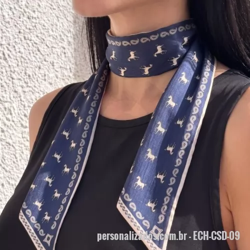 Echarpe personalizado - Cetim de seda 135x35. Echarpe retangular com estampa total sem limite de cores e brilho acetinado. Veste como lenço longo, faixa de cabelo ou acessório de bolsa. Também em sedinha, no mesmo tamanho. Para presente corporativo, Dia da Mulher, Dia das Mães e fim de ano. Pedido mínimo: 30 peças. Arte criada pelo nosso estúdio, sem custo no pedido fechado. Fábrica própria no Rio de Janeiro e envio para todo o Brasil. Prazo a partir de 15 dias úteis após a aprovação da arte e o pagamento.