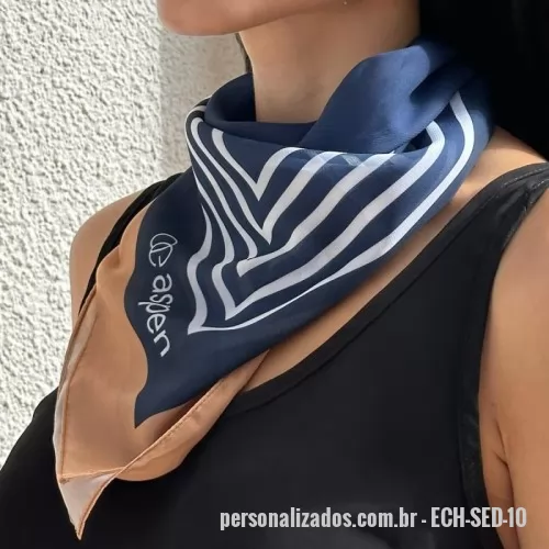 Echarpe personalizado - Sedinha 135x35. Echarpe leve com estampa total sem limite de cores e melhor custo por peça em quantidades maiores. Também em cetim de seda. Para eventos, uniformes de atendimento e kits de boas-vindas. Pedido mínimo: 30 peças. Arte criada pelo nosso estúdio, sem custo no pedido fechado. Fábrica própria no Rio de Janeiro e envio para todo o Brasil. Prazo a partir de 15 dias úteis após a aprovação da arte e o pagamento.
