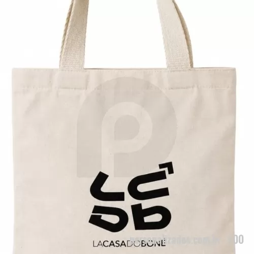 Ecobag personalizado - # Eco Bag em Algodão Cru Personalizada – Direto da Fábrica  Eco Bag personalizada produzida em **algodão cru**, ideal para **empresas, eventos, feiras, campanhas promocionais, lojas, congressos e brindes corporativos**.  Produzida com material resistente e excelente acabamento, é uma opção **reutilizável, prática e sustentável** para divulgar sua marca.  **Características do produto:**  * Material: Algodão cru * Gramatura: **330 g** * Tamanho: **33 x 33 cm** * Personalização com logomarca * Impressão personalizada * Excelente resistência e acabamento * Produção em larga escala  **Direto da fábrica, com condições especiais para grandes quantidades e atendimento para todo o Brasil.**  Ideal para quem procura **Eco Bag personalizada no atacado**, com sua logomarca para eventos, ações promocionais e brindes empresariais.  Solicite sua cotação e produza suas **Eco Bags personalizadas diretamente com a fábrica**.